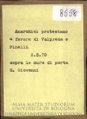 Anarchici protestano a favore di Valpreda e Pinelli sopra le mura di porta S. Giovanni, 2.5.70