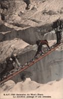 B.&F. 1760 Ascension du Mont-Blanc. La Jonction ; passage d'une crevasse