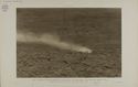 A cent cinquante metrea au-dessus de la bataille: Une vague d'assaut; au loin, petit groupes d'Allemands en fuite Photographie prise par un aviateur de liason, au-dessus du champ de bataille de la Somme, en octobre