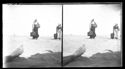 Il piede destro di un uomo e due donne che camminano sulla spiaggia con un bauletto: Bellaria