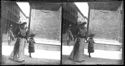 Una donna con una bambina tenuta per mano in via Altabella all’angolo con la via dell’Indipendenza: prospetto del palazzo del Seminario arcivescovile: Bologna