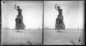 Guido Guerrini sulla spiaggia a cavalluccio sulla schiena di un giovane uomo: Bellaria