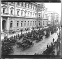 Il corteo delle carrozze davanti all’edificio della nuova Università nel Corso Umberto I verso la piazza Giovanni Bovio: inaugurazione del monumento a Vittorio Emanuele II: Napoli