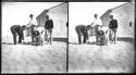 Guido Guerrini e tre uomini giocano a bocce sulla spiaggia: Bellaria