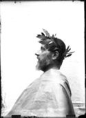 Ritratto di Olindo Guerrini come Ludovico Ariosto: iconografia del poeta laureato: set fotografico allestito nel cortile interno della Biblioteca Universitaria di Bologna