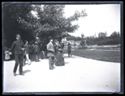 Una guardia, un uomo con la bombetta e una donna con il parasole in un vialetto dei giardini Ducali in occasione del secondo Convegno generale del Touring Club Italiano: 6, 7, 8 giugno 1903: Modena