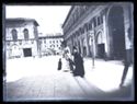 Un' anziana donna e una giovane salgono la scalinata della basilica di San Petronio dal lato del Portico e Palazzo dei Banchi: prospetto della piazza Vittorio Emanuele II e della via Rizzoli: Bologna