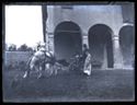 Lina Guerrini, il cocchiere, Caterina Frontali e la carrozza trainata dal cavallo Moscatello davanti al loggiato della villa di Gaibola, detta la Vigna: Bologna