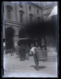 Un giovane uomo con un cesto e un tramway a cavallo in via dell’Indipendenza: angolo tra le vie Rizzoli e dell’Indipendenza: Bologna