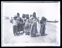 Un gruppo di giovani donne e bambini in posa sulla spiaggia: Bellaria
