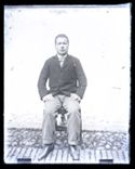 Ritratto di un giovane uomo: set fotografico allestito nel cortile interno della Biblioteca Universitaria di Bologna