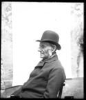 Ritratto di un anziano uomo di profilo con le fedine e il cappello