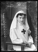 Ritratto di Lina Guerrini con la divisa del corpo infermiere volontarie della Croce Rossa Italiana