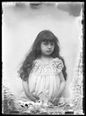 Ritratto di una bambina con i capelli lunghi, sciolti sulle spalle e un’espressione imbronciata