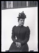 Ritratto di una giovane donna: set fotografico allestito nel cortile interno della Biblioteca Universitaria di Bologna
