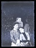 Maria Nigrisoli con i figli Lina e Guido nel giardino della villa di Gaibola, detta la Vigna: Bologna