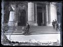 Lina Guerrini, Maria Nigrisoli e Guido Guerrini davanti alla scalinata della basilica di San Pietro in Vaticano: piazza San Pietro: Città del Vaticano