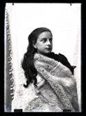 Ritratto di Lina Guerrini con una stola di pelliccia: set fotografico allestito nel cortile interno della Biblioteca Universitaria di Bologna