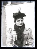 Ritratto di Caterina Frontali: set fotografico allestito nel cortile interno della Biblioteca Universitaria di Bologna