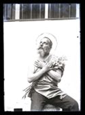 Ritratto di Olindo Guerrini con l’aureola che riprende l’iconografia cristiana del santo con il giglio: set fotografico allestito nel cortile interno della Biblioteca Universitaria di Bologna