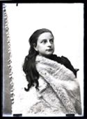 Ritratto di Lina Guerrini con una stola di pelliccia: set fotografico allestito nel cortile interno della Biblioteca Universitaria di Bologna