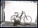 Olindo Guerrini con una testa d’asino simula una caduta dalla bicicletta