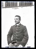 Ritratto di Giacomo Frontali con la divisa militare: set fotografico allestito nel cortile interno della Biblioteca Universitaria di Bologna