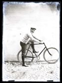 Olindo Guerrini in posa sulla bicicletta