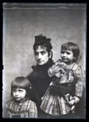Ritratto di una donna con due bambine