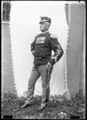 Ritratto di un ufficiale di fanteria: set fotografico allestito nel cortile interno della Biblioteca Universitaria di Bologna