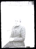Ritratto di una donna: set fotografico allestito nel cortile interno della Biblioteca Universitaria di Bologna