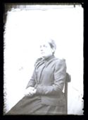 Ritratto di una donna: set fotografico allestito nel cortile interno della Biblioteca Universitaria di Bologna