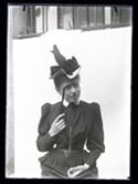 Ritratto di una giovane donna con un cappellino e la lorgnette: set fotografico allestito nel cortile interno della Biblioteca Universitaria di Bologna
