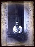 Olindo Guerrini sorridente, con la pipa in mano, affacciato ad una finestra della villa di Gaibola: Bologna