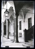 Il portico del cortile di palazzo Salaroli Paleotti: via Zamboni 25: Bologna