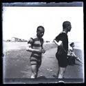 Due giovani uomini in costume da bagno sulla spiaggia: Bellaria