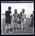 Due giovani uomini e un bambino in costume da bagno sulla spiaggia: Bellaria