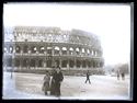 Guido e Lina Guerrini e Maria Nigrisoli in uno spiazzo davanti al Colosseo: in secondo piano l’Arco di Costantino: Roma