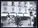 Le persone, un calesse e le carrozze di passaggio nella piazza Dante: Napoli