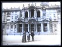 Maria Nigrisoli di spalle, Lina e Guido Guerrini in piazza di Santa Maria Maggiore davanti alla basilica di Santa Maria Maggiore: Roma