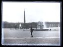 Guido Guerrini al centro della piazza San Pietro con l’Obelisco Vaticano tra le due fontane: Città del Vaticano