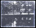 Una guardia e un uomo al laghetto dei giardini Ducali: secondo Convegno generale del Touring Club Italiano: 6, 7, 8 giugno 1903: Modena