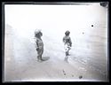 Due bambini sulla battigia che guardano il mare: Bellaria
