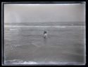 Una giovane donna nell’acqua del mare: Bellaria