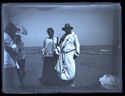 Una donna con un abito lungo e un uomo con l’accappatoio sulla spiaggia: Bellaria