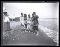 Lina Guerrini con alcune amiche e cugine sulla battigia: in secondo piano le cabine sulla spiaggia: Bellaria