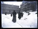 Le persone a passeggio sulla neve in piazza Vittorio Emanuele II: prospetto del Portico e Palazzo dei Banchi e della basilica di San Petronio: Bologna