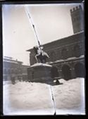 La statua equestre di Vittorio Emanuele II coperta di neve in piazza Vittorio Emanuele II: prospetto del palazzo del Podestà e della piazza del Nettuno: Bologna