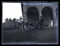 La carrozza trainata dal cavallo Moscatello, il cocchiere, Caterina Frontali e Maria Nigrisoli davanti al loggiato della villa di Gaibola, detta la Vigna: Bologna