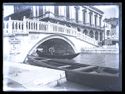 Due gondolieri sul rio di Palazzo sotto il ponte della Paglia: Venezia aprile 1892